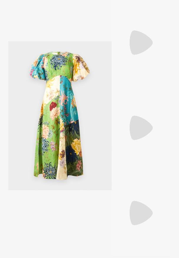 Abito maxi floreale con maniche a sbuffo; presenta pannelli verdi, blu, gialli e crema. Tessuto testurizzato con vari motivi floreali.; Sneakers in pelle bianca, design low-top, caratterizzati da una texture liscia, punta rotonda, chiusura con lacci e un piccolo logo ricamato sul lato.; Borsa a mezzaluna nera in pelle con dettagli in hardware dorato, dotata di chiusura con zip. Indossata a tracolla sopra un maglione grigio.; Orecchini a perno in tono oro con design intrecciato. Ogni orecchino presenta uno sfondo circolare trasparente per una vestibilità sicura.