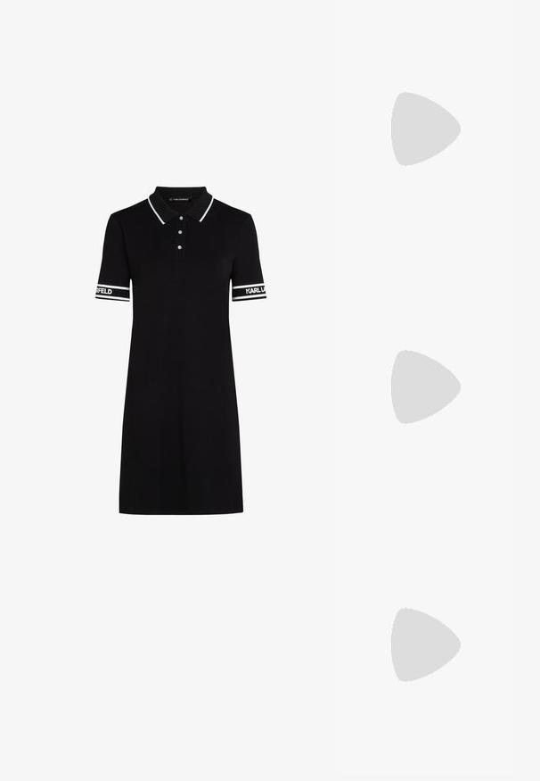 Črna polo obleka s ovratnikom, kratkimi rokavi, ki imajo bele črte in logo, izdelana iz gladkega materiala s klasičnim krojem.; Črne visoke sandale na peto imajo tanke naramnice z vozlom, gladek kvadratni toe in eleganten stiletto peto.; Svetlo siva kovinska torbica z verižnim ročajem, okrašena z majhnimi okroglimi kovinskimi bleščicami in trikotnim logotipom blagovne znamke.; Srebrne obročaste uhane z gladko, sijočo površino. Zaobljena oblika, lahka zasnova, z zapiranjem na zatič.