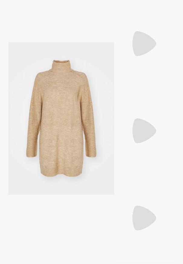 Pullover bege de gola alta, ajuste oversized, textura canelada na gola e punhos, tecido tricotado e design de ombros caídos.; Sapato slingback preto em pele patentada com bico apontado, tiras no tornozelo apresentando fivelas e acessórios prateados, e um salto elegante.; Bolsa de couro preta com forma curva, alça destacável e detalhes em dourado. A bolsa possui uma aba com detalhe de fivela.; Brincos em tom de ouro com formas onduladas e texturizadas. Inclui studs escultóricos com presilha e um design de argola aberta com um acabamento martelado.