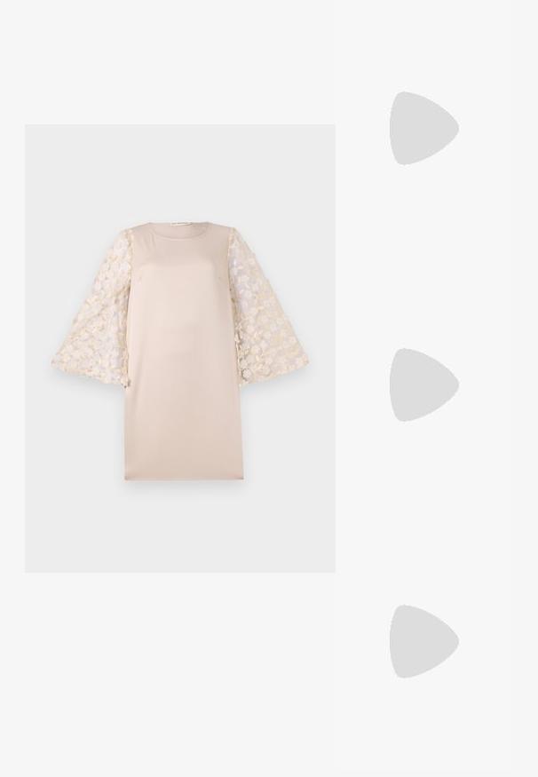 Beiges színű ruha egyenes sziluettel, áttetsző, virágmintás hímzett ujjal, világos krémszínben. Az anyag sima és könnyű.; Átlátszó sarkú szandál négyzet alakú blokksarkakkal. Meztelen árnyalatú pántokkal és sima, bőrszerű talppal rendelkezik. Minimalista dizájn, boka csattal.; Barna bőr keresztpántos táska hajtószorítással, arany színű fémrészekkel és lánc pánttal. Simább textúra, téglalap alakú, minimális díszítéssel.; Arany lánc nyaklánc kerek medállal, középen egy rózsaszín kővel, sima textúrával és fényes felülettel.