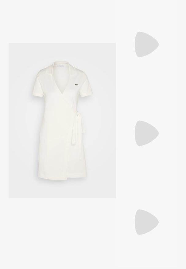 Lacoste Denné šaty - flour; Biele nízke tenisky s čiernym pätkovým dielom, platformovou podrážkou, šnúrkami a logom "CK" značky Calvin Klein na boku.; Čierna kožená clutch taška s obdĺžnikovým tvarom, hladkou textúrou, plochým preklopom a malou rukoväťou na boku. Obsahuje jemné logo.; Strieborné kruhové náušnice s hladkým a lesklým povrchom. Okrúhly tvar, ľahký dizajn, s uzáverom na kolík.