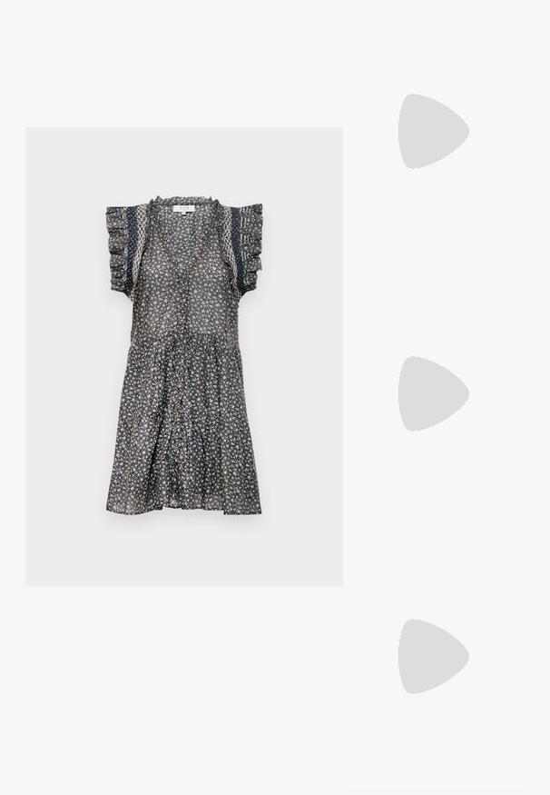 Bloemenjurk gemaakt van lichtgewicht stof, met geschulpte korte mouwen, een V-hals en een vloeiende A-lijn silhouet in donkere kleuren.; Witte korte mouwen t-shirt van ribstof. Ronde halslijn, normale pasvorm en subtiele stiksels. Geen patronen of grafische elementen.; Zwarte leren ballerina met een ronde neus, gladde textuur, minimale stikdetails en een flexibele zoolontwerp.; Bruine leren handtas met een klep sluiting, gouden hardware, een schouderband en een gladde textuur. Compact rechthoekige vorm.
