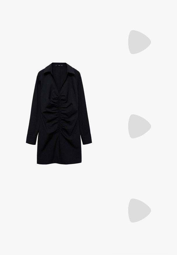 Abito camicia nero a righe con maniche lunghe, dettaglio arricciato frontale e colletto a punta. Tessuto morbido e vestibilità elegante.; Sandali con tacco in vernice nera, con punta squadrata, cinturini alla caviglia e fibbie in argento. Presentano un tacco a blocco spesso per maggiore stabilità.; Occhiali da sole con forma ovale, montatura in plastica trasparente, lenti grigie scure e aste sottili trasparenti con accenti di logo e dettagli minimi.; Borsa a tracolla nera in pelle con una forma curva, manico rimovibile e accessori dorati. La borsa presenta una patta con un dettaglio a fibbia.