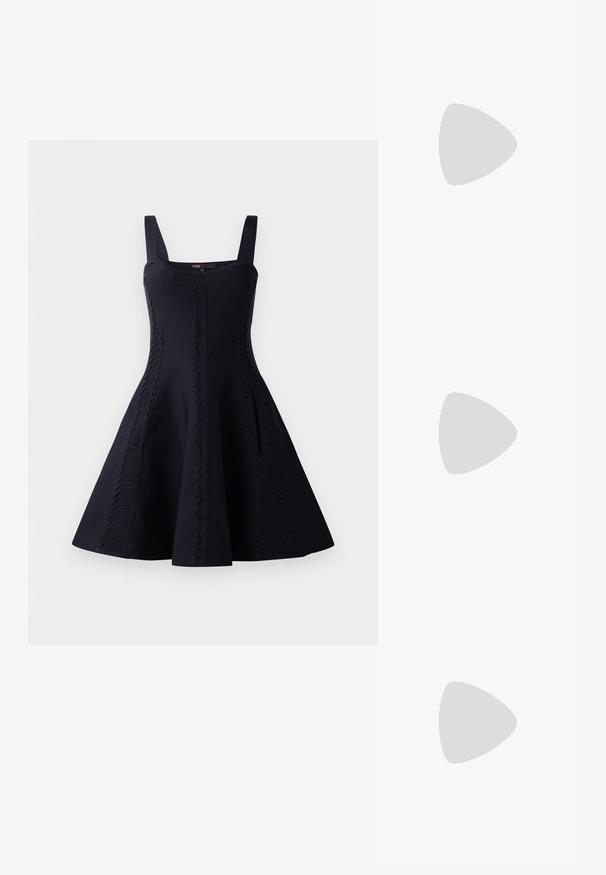 Robe noire avec un corsage ajusté et une jupe évasée. Fabriquée à partir d'un tissu texturé avec des détails en motif diagonal. Bretelles réglables.; Pompe à talon slingback en or scintillant avec un bout pointu, une fine bride de cheville et un talon élancé. La surface présente une finition métallique texturée.; Sac en cuir noir porté en travers avec deux poches avant, boucles dorées, fermeture zippée et une sangle fine. Surface texturée et forme rectangulaire compacte.; Boucles d'oreilles demi-aube en or et en argent avec une finition polie, présentant un petit accent de strass transparents sur un côté.