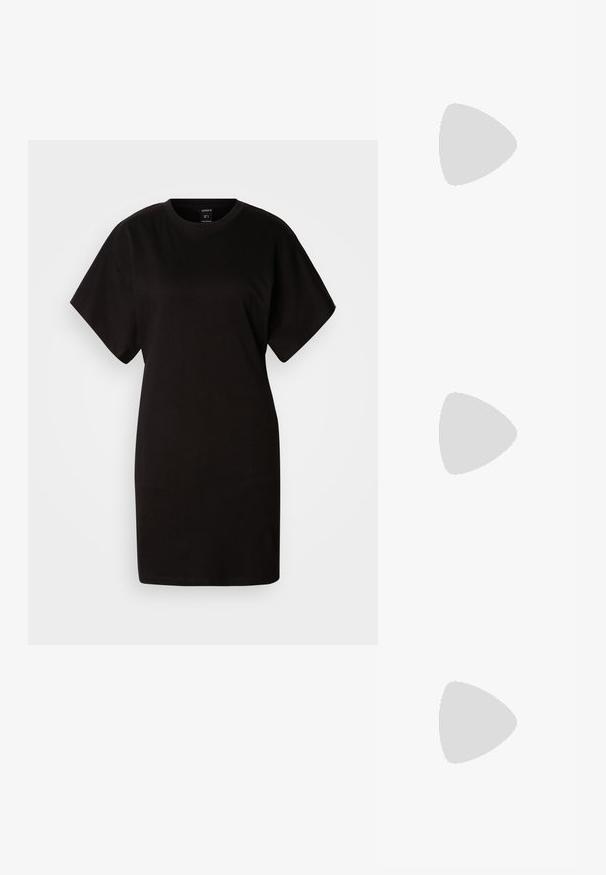 Crna t-shirt haljina s kratkim rukavima, okruglim izrezom, napravljena od mekog pamučnog materijala. Jednostavan dizajn, bez vidljivih uzoraka ili akcenta.; Smeđe kožne kaubojke s oštrim nosom, izvezenim spiralnim uzorcima na gornjem dijelu i blok petom. Imaju potporu za lakše obuvanje.; Crna kožna hobo torba s jednim mekanim, zaobljenim ručkom; karakterizira je glatka tekstura i minimalistički dizajn. Nema vidljivih hardverskih detalja ili akcenata.; Zlatne okrugle naušnice s teksturiranim, nepravilnim oblikom. Imaju nevidljivo zatvaranje i polirani završni sloj, što naglašava moderan dizajn.