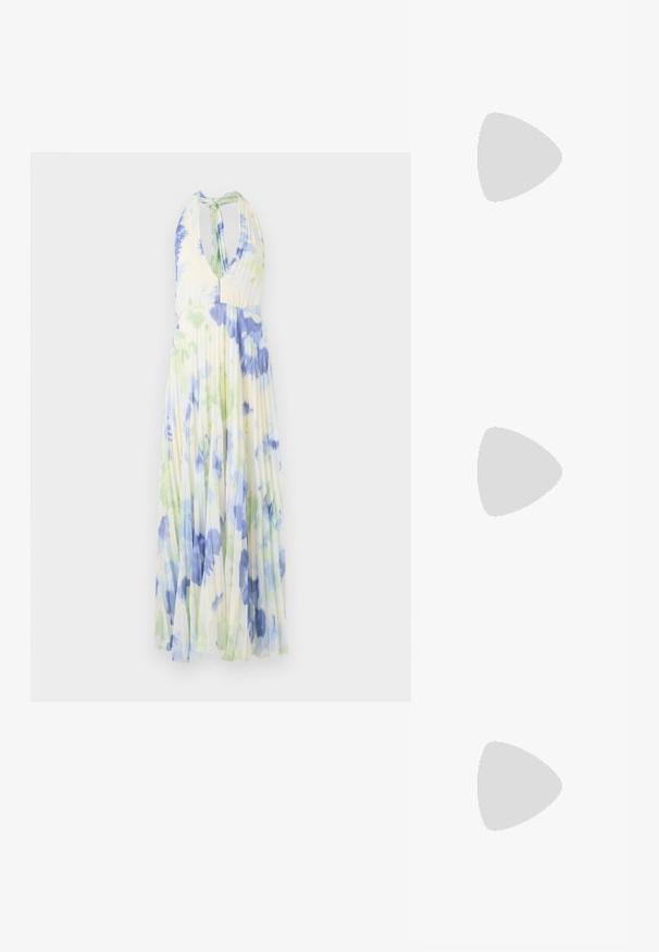 Faltenrockkleid mit Halterneck, das ein florales Muster in Blau- und Grüntönen auf leichtem, hellgelbem Stoff zeigt.; Beige Lackleder Slingback-Absätze mit spitzem Fuß und 5 cm Absatz, mit ausgeschnittenen Seiten und einem schmalen Knöchelriemen.; Schildpatt-Sonnenbrille mit länglich-ovalen Gläsern, braunem Farbton, goldenen Logo-Akzenten an den Bügeln und schlanken schwarzen Bügeln.; Beige gemusterte Handtasche mit geschwungener Form, Lederakzenten und einem goldfarbenen Logo auf der Vorderseite. Verfügt über einen kurzen Griff für einfaches Tragen.; Perlen- und Kristallhalskette mit einem runden, perlenbesetzten Design in sanften Farbtönen, das abwechselnd Perlen und funkelnde Akzente zeigt, um den Hals getragen.