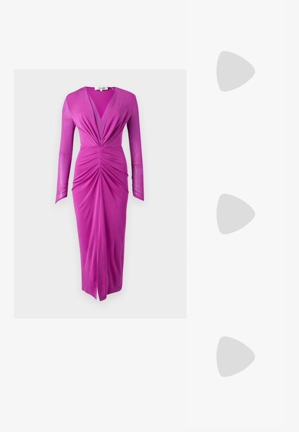 Φούστα φούξια με μακριά μανίκια και βαθύ V-λαιμό, με συγκεντρωμένες λεπτομέρειες στη μέση και σχισμή στο γόνατο. Λείο υλικό.; Μαύρη πατέντα σλινγκμπάκ γόβα με μυτερή μύτη, διαθέτει υφή από φίδι, ρυθμιζόμενο λουρί και κοντή, υφή τετράγωνη φτέρνα.; Μαύρη δερμάτινη τσάντα ώμου με δύο μπροστινές τσέπες, χρυσά κούμπωματα, κλείσιμο με φερμουάρ και λεπτό λουρί. Υφή επιφάνειας και κομψό ορθογώνιο σχήμα.; Χρυσές μεταλλικές σκουλαρίκια κρίκοι με καμπυλωτό, ελκυστικό σχήμα. Περιλαμβάνουν μια λεία, γυαλιστερή επιφάνεια και στρογγυλή άκρη για πρόσθετη λεπτομέρεια.