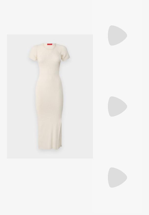 Rippenstrick-Midi-Kleid in Off-White mit kurzen Ärmeln, rundem Halsausschnitt, figurbetonter Silhouette und seitlichem Schlitz. Glatte Textur.; Schwarze Lack-Slingback-Pumps mit spitzem Zehenbereich, versehen mit strukturiertem Schlangenprint, verstellbarem Riemen und einem kurzen, strukturierten Blockabsatz.; Schwarze Leder-Umhängetasche mit zwei vorderen Taschen, goldenen Schnallen, Reißverschluss und einem schmalen Tragegurt. Texturierte Oberfläche und kompakte rechteckige Form.; Lauren Ralph Lauren BASIC SMALL HOOP - Ohrringe - gold-coloured