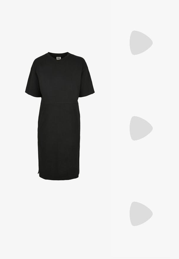 Schwarzes Baumwoll-T-Shirt-Kleid mit Rundhalsausschnitt, kurzen Ärmeln und geradem Schnitt mit einer Taillennaht und seitlichen Schlitzanlagen für mehr Bewegungsfreiheit.; Schwarzes ärmelloses Top mit hohem Halsausschnitt, leichtem Stoff, lockerer Passform und asymmetrischem Saum, der hinten länger ist.; Schwarze Canvas-Sneaker mit weißen Schnürsenkeln, weißer Gummikappe und einer massiven weißen Zwischensohle. Besondere Merkmale sind dezente weiße Nähte und eine Gummisohle.; Schwarze rechteckige Sonnenbrillen mit dunklen Gläsern und dicken matten Rahmen. Die Bügel sind leicht verjüngt und haben eine glatte Oberfläche.