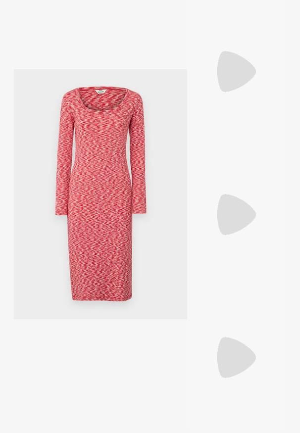 Langärmliges rotes Kleid mit einem runden Ausschnitt, das ein strukturiertes Muster aufweist, das helle und dunkle Rottöne auf einem einfarbigen Hintergrund miteinander kombiniert.; Schwarze flache Schuhe mit einem weichen, strukturierten Obermaterial, ausgestattet mit zwei verstellbaren Riemen und einem runden Zehenbereich, auf einer flachen Gummisohle.; Schwarze übergroße Sonnenbrille mit geometrischer Form, ausgestattet mit dunklen Gläsern und einem kontrastierenden grauen Detail im Rahmen. Logo am Bügel.; Silberne Metalohrringe mit einer glatten, tröpfchenförmigen Form und einer polierten Oberfläche. Subtile Gravuren fügen Details hinzu. Minimalistisches Design.
