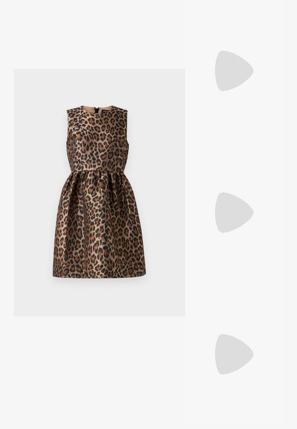 kate spade new york CLASSIC LEOPARD DRESS - Koktejlové šaty / šaty na párty - cognac; Černé lakované kotníkové boty s špičatou špičkou a středně vysokým blokovým podpatkem. Hladká textura a minimalistický design.; Černá kožená kabelka s křivkovým tvarem, odnímatelným popruhem a zlatými detaily. Kabelka má klopu s přezkou.; Zlaté kruhové náušnice s texturovaným designem a třemi jasnými krystalovými akcenty na jedné straně, které nabízejí moderní geometrickou estetiku.