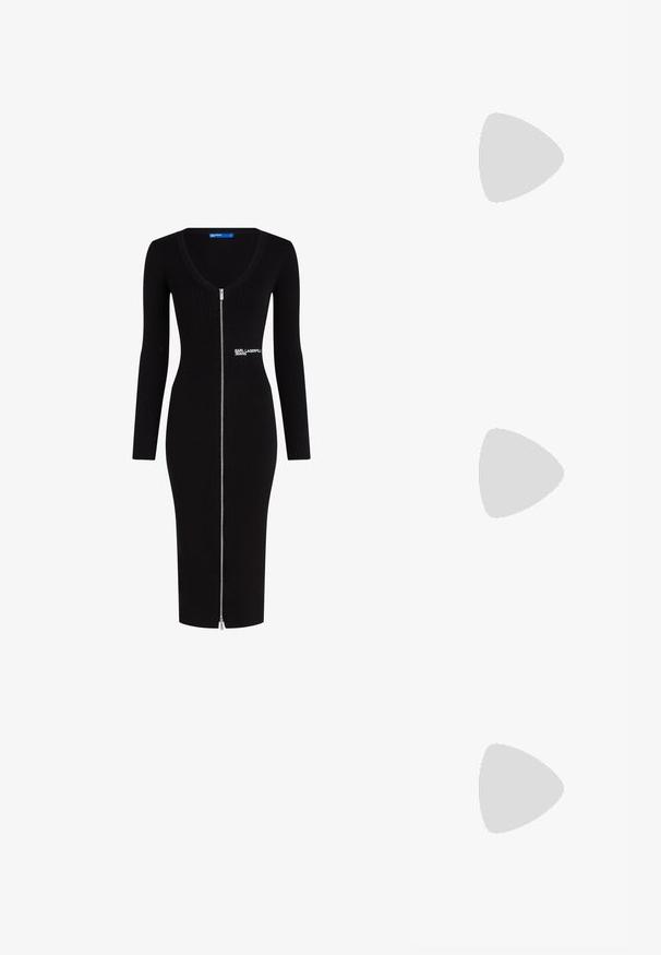Vestido preto canelado com mangas longas, decote em V e fecho de correr frontal até ao chão. Apresenta um logótipo da Karl Lagerfeld Jeans na lateral.; As sandálias de salto alto pretas apresentam tiras finas com um design em nó, uma biqueira quadrada lisa e um elegante salto agulha.; Bolsa metálica cinza claro com uma alça de corrente, adornada com pequenos rebites metálicos circulares e um logótipo triangular da marca.; Brincos de argola prateados com um acabamento suave e brilhante. Forma arredondada, design leve, com fecho de pino.