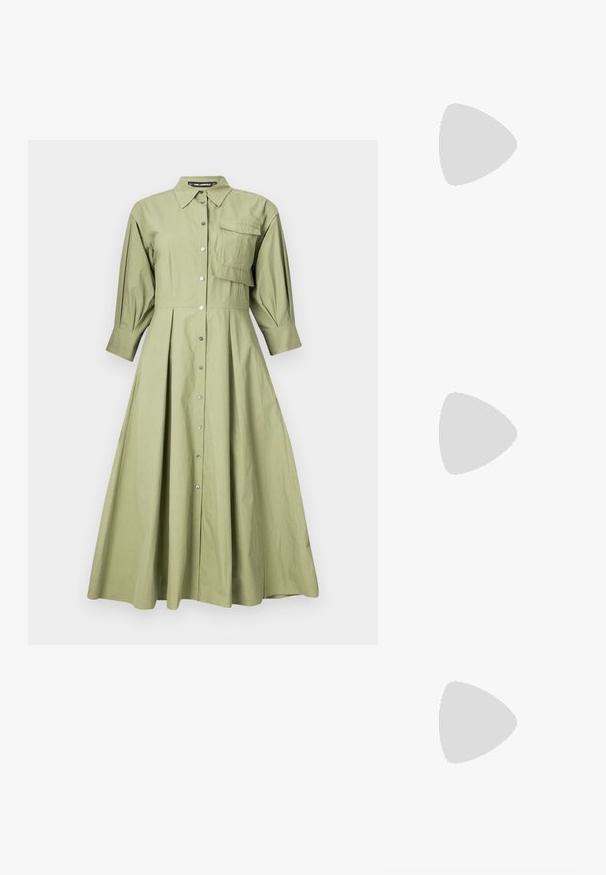 Rochie cu mânecă lungă, cu butoane, din bumbac verde măsliniu. Are un buzunar la piept, fustă pliată și un corset ajustat cu guler.; Sandale negre cu toc înalt au curele subțiri cu un design legat, un vârf pătrat neted și un toc stiletto elegant.; Geantă metalică gri deschis, cu un strap din lanț, decorată cu mici ținte circulare metalice și un logo de marcă triangular.; Cercei rotunzi din argint cu un finisaj neted și strălucitor. Design ușor, având o formă rotundă și închidere cu tijă.