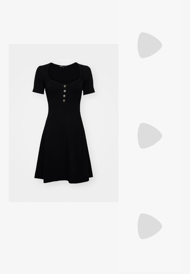 Rochie neagră din tricot, cu corset ajustat, mâneci scurte, decolteu pătrat și fusta evazată. Prezintă închideri decorative cu nasturi.; Pantofii plano din piele patent neagră, cu vârful pătrat, curea de gleznă cu accesorii din argint și talpă plată. Textură netedă cu un design minimalist.; Maje MISS MINI - Geantă crossbody - noir; Cercei aurii cu multiple lanțuri suspendate, având accente din rhinestone ovale clare și capete decorative cu tighel.