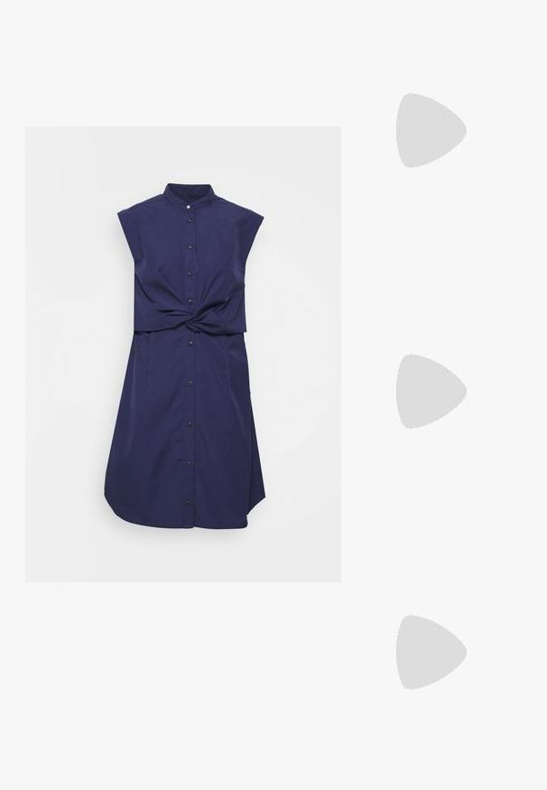 rag & bone LOUISA SLEEVELESS DRESS - Skjortklänning - navy; Svarta läder slip-on mules med spetsig tå, sammanknipen textur och en liten kitten heel. Har en dragsnörningsdetalj vid öppningen.; Svart läder crossbody-väska med halvmåneform, texturerad yta, guldblixtlås och en platt rem. Kompakt design som passar för det nödvändigaste.; Silver hoop örhänge med en vertikal droppe som har en enda vit pärla. Designen är elegant, med en slät, polerad yta.