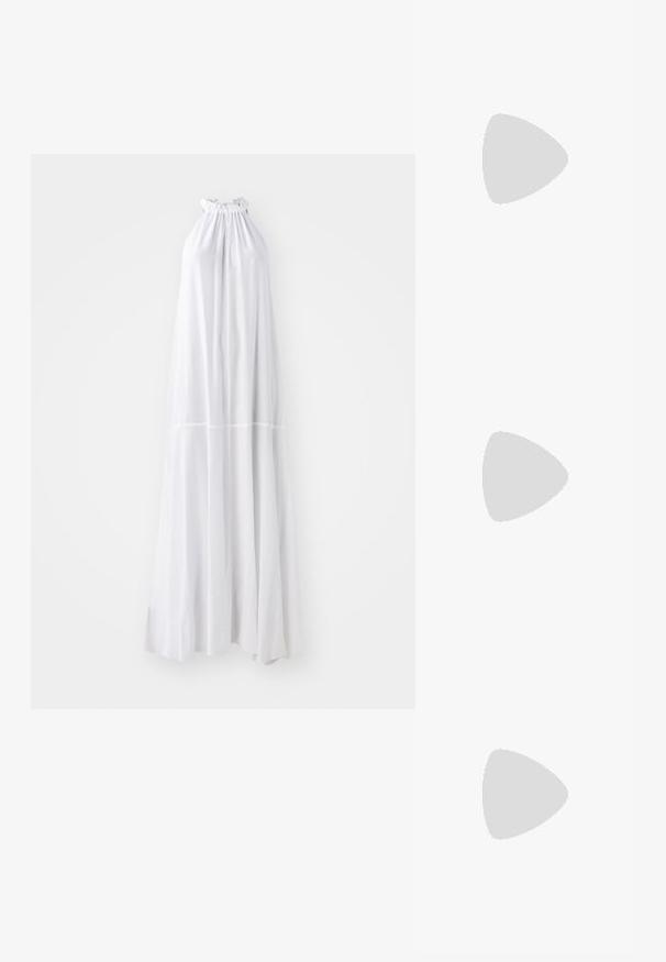 Vestido longo com decote halter em branco, apresentando um pescoço franzido e uma silhueta fluida, feito de um tecido leve com um design sem emendas.; Sapato slingback em pele sintética castanha com bico pontiagudo e salto moderado. Apresenta uma fivela para um ajuste seguro. Textura suave.; Óculos tortoiseshell castanhos com lentes ovais, hastes finas e acabamentos transparentes. Apresenta um logótipo subtil na têmpora. Design elegante e leve.; Bolsa tote de couro castanho com uma textura suave, design de abertura superior e duas alças para o ombro. Apresenta costura mínima e sem hardware visível.