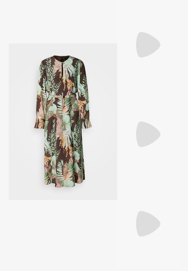 Pikend varrukatega kleit, millel on must taust roheliste, korall- ja pastellsete lillemotiividega. Sile kangas ja talje rõhk.; Kitsaste ninaga slingback-kingad heledast nahast, madala kontsaga ja lõikega disainiga, millel on sile tekstuur ja minimaalne aksessuaaride kasutus.; Must mustrist käekott, millel on struktureeritud disain, lühendatud kuju, ülemine käepide ja kuldne metallist detail. Reguleeritav õlalihm on kaasas.; Hõbedased metallist kõrvarõngad, millel on ümarad kujundid, poleeritud pinnaga ja peened graveeringud brändi "BOSS" alumistes osades.