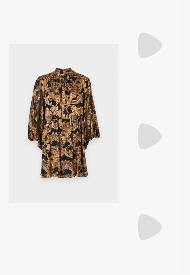 Bluză neagră cu model paisley auriu, gât legat, mâneci lungi și material moale, ușor; design fluid cu o croială lejeră.; Pantofi cu toc slingback negri din patent, cu vârf ascuțit, cu imprimeu de șarpe texturat, curea ajustabilă și toc scurt texturat.; Geantă neagră din piele, tip crossbody, cu două buzunare frontale, catarame aurii, închidere cu fermoar și o curea subțire. Suprafață texturată și formă rectangulară compactă.; Cercei din metal auriu, cu un design curbat și alungit. Au o suprafață netedă și strălucitoare, cu un vârf rotunjit pentru un detaliu suplimentar.