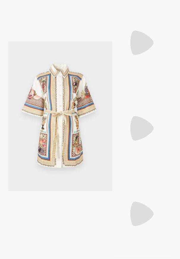 Φόρεμα με κουμπιά και κοντά μανίκια, με κρέμ φόντο, πολύχρωμα λουλούδια και φρούτα και ζωνάκι στη μέση. Τονισμένο με λεπτομέρειες στο περίγραμμα.; Ταμπά δερμάτινο σαντάλι με μεταλλικό χρυσό καπάκι στη μύτη, διαθέτοντας μπάρα και λεπτό ρυθμιζόμενο λουράκι. Λείο υλικό με μινιμαλιστική διακόσμηση.; Καφέ δερμάτινη τσάντα με δομημένο σχήμα, ασημί μεταλλικά στοιχεία και διπλούς ιμάντες. Διαθέτει λογότυπο στο μπροστινό μέρος και αποσπώμενο λουρί.; Χρυσές μεταλλικές σκουλαρίκια κρίκοι με καμπυλωτό, ελκυστικό σχήμα. Περιλαμβάνουν μια λεία, γυαλιστερή επιφάνεια και στρογγυλή άκρη για πρόσθετη λεπτομέρεια.