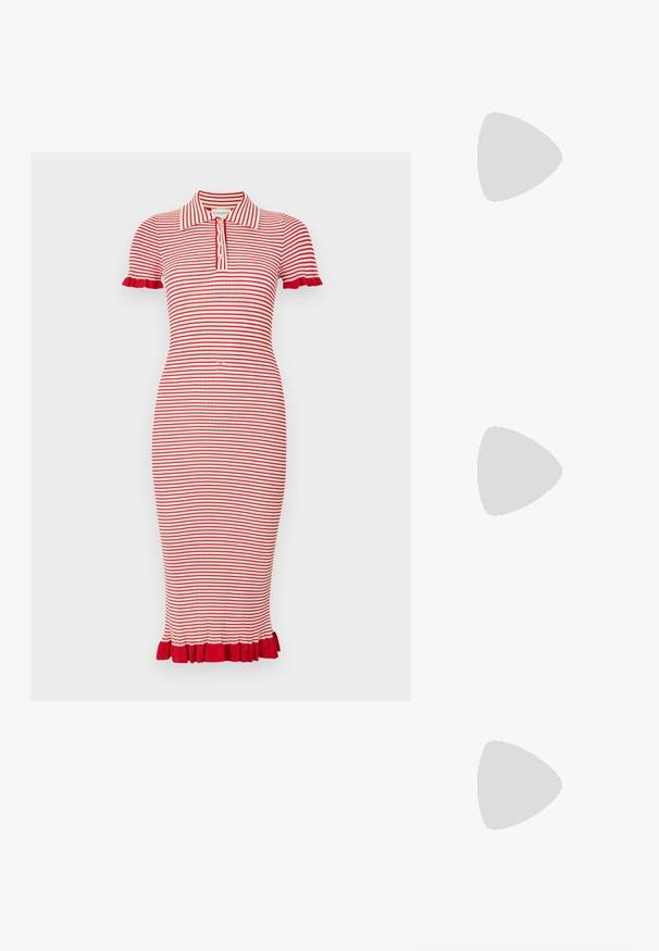 Raudonai ir balti dryžuotas polo stiliaus suknelė su trumpomis rankovėmis, pasižyminti raibos tekstūros ir raukšlėmis ant rankovių bei apatinio krašto. Penkių mygtukų užsegimas.; Juodai lakuoti slingback aukštakulniai su smailiu nosiu, su tekstūruotu gyvatės raštu, reguliuojama juosta ir trumpu, tekstūruotu blokiniu kulnu.; Juodas odinis delninukas su auksine grandine, turintis lygų paviršių, stačiakampį išmatavimą ir įspaustą prekės ženklą priekyje.; Auksinės spalvos auskarai, kuriuose yra stačiakampis, skaidrus kristalas, kabantis po eile mažų, apvalių skaidrių akcentų. Šiuolaikiškas, modernus dizainas.