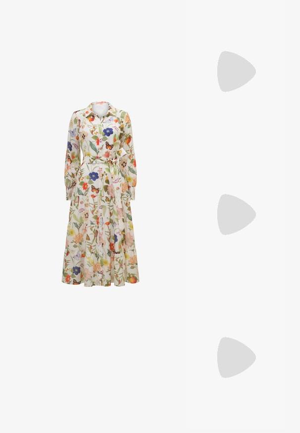 Robe maxi florale avec un devant à boutons, des manches longues et une ceinture nouée à la taille. Présente des motifs de fleurs et de papillons vibrants sur un fond clair.; Chaussure slingback en cuir verni noir avec un embout pointu, des brides de cheville avec des boucles en argent et des éléments en métal, et un talon fin.; Sac à main en métal doré avec un design structuré, texture lisse et bandoulière ajustable. Présente une forme triangulaire unique et des coutures minimalistes.; Boucles d'oreilles dorées présentant des formes texturées et ondulées. Comprend des clips sculpturaux et un design de créoles ouvertes avec une finition martelée.