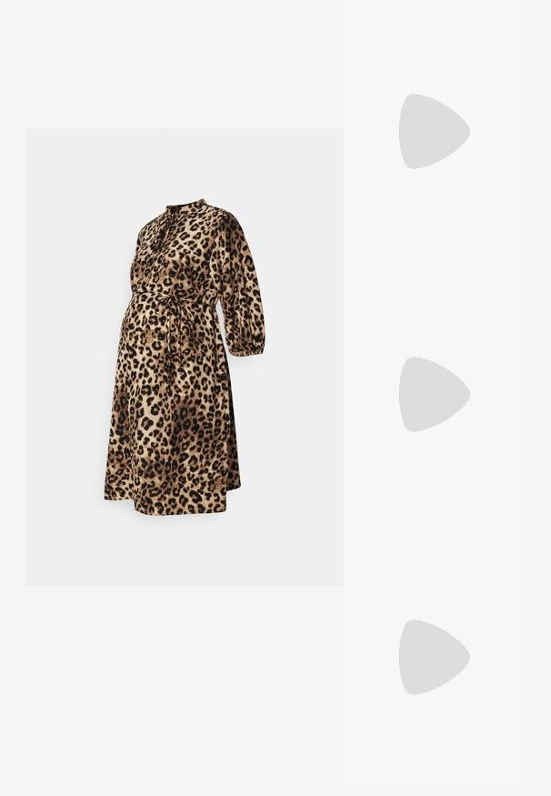 Tehotenské šaty s leopardím vzorom, s dĺžkou po kolená, dlhými puffovými rukávmi, viazaním v páse a golierom. Vyrobené z mäkkej látky.; Čierne lakované kožené sandálové podpätky s špicatou špičkou a geometrickým blokovým podpätkom. Disponujú elegantným, minimalistickým dizajnom a hladkým povrchom.; Čierna kožená kabelka s zaobleným tvarom, odnímateľným popruhom a zlatými doplnkami. Kabelka má klopu s detailom s prackou.; Strieborné kruhové náušnice s hladkým a lešteným povrchom. Okrúhly tvar, ľahký dizajn, s bezpečným zapínacím mechanizmom.