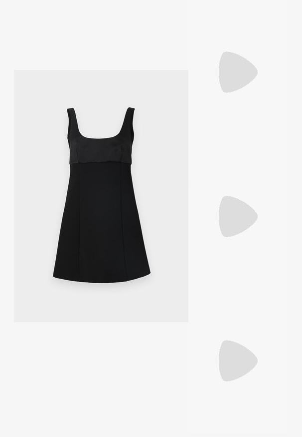 Crna haljina s kvadratnim izrezom, s pripijenim gornjim dijelom i A-linijom. Izrađena od glatkog materijala, s elegantnim, minimalističkim dizajnom.; Crne kožne visoke mule s otvorenim prstima, šiljastim dizajnom, glatkom teksturom i uskim štiklama.; Rabanne Torba preko tijela - tartan/naturel/kaki; Srebrne naušnice s kružnom okruglom petljom, ukrašene sjajnim kamenčićima i kapljicom bisera. Distinktivan dizajn s složenim detaljima.