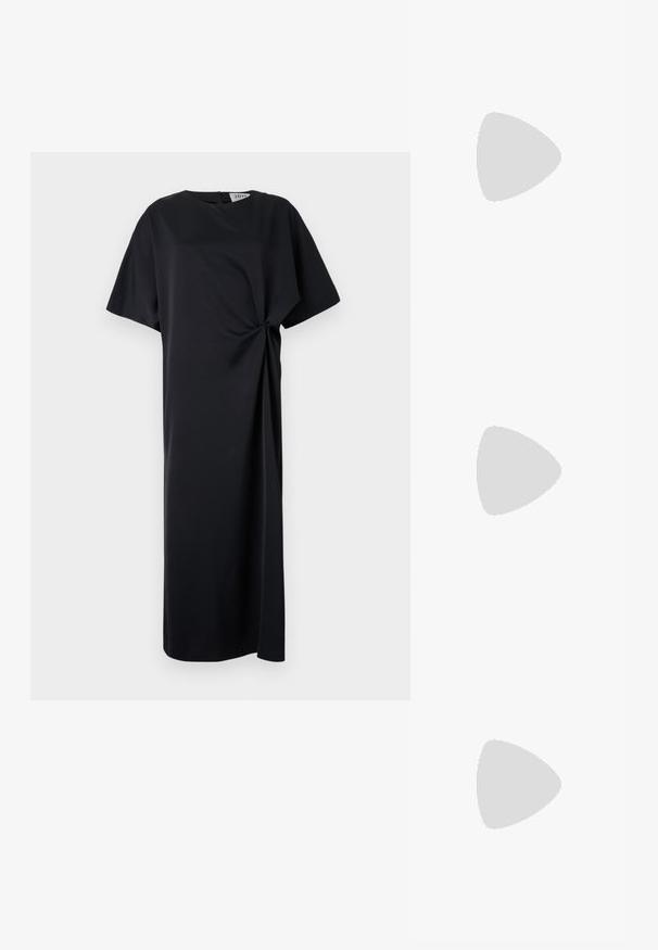 Svart kneelengde kjole laget av myk stoff, med rund hals, korte ermer, og en vridd detalj på siden.; Sorte patentlær slingback-sko med spiss tå, detaljer i sølv og lav blokkheel. Glatt, skinnende tekstur gjennom hele.; Svart lær crossbody-veske med glatt tekstur, rektangulær form og metallkjede detaljer på framsiden. Justerbar stroppe inkludert.; Sølv dråpeøreringer med firkantet studs, med en glatt, polert overflate og en tåreformet design som reflekterer lys med en blank overflate.
