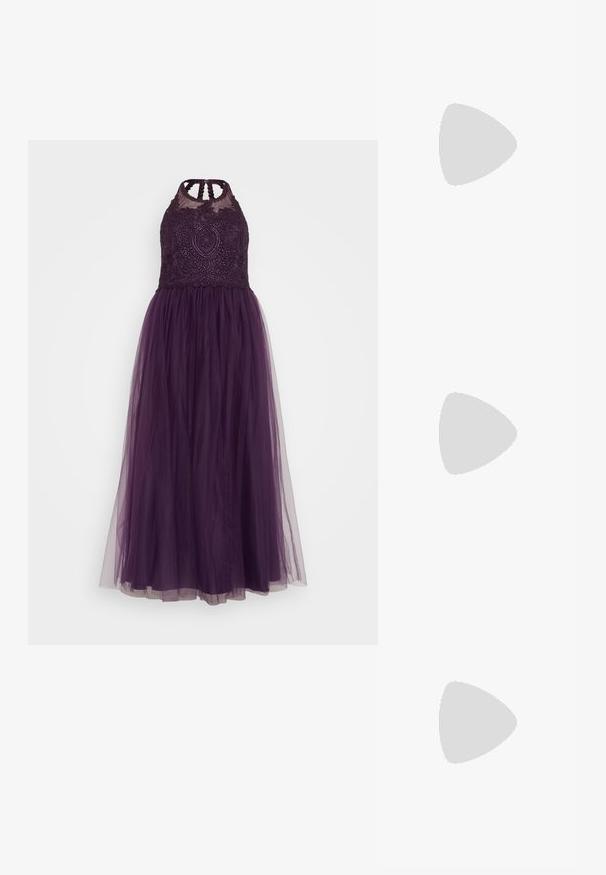 Lila Halterkleid mit besticktem Oberteil, transparentem Tüllrock und aufwendigen Details. Verfügt über einen Ausschnitt im Rücken und schichtete Textur.; Goldene, metallische Slingback-Absätze mit spitzem Zeh und dicker Ferse. Glatte Textur, minimalistisches Design und ein schmaler Riemen.; Goldfarbene metallische Handtasche mit strukturiertem Design, glatter Textur und verstellbarem Tragegurt. Sie verfügt über eine einzigartige dreieckige Form und minimalistische Nähte.; Ohrringe in Goldoptik mit strukturierten, gewellten Formen. Beinhaltet skulpturale Clip-Ohrringe und ein offenes Hoop-Design mit gehämmertem Finish.