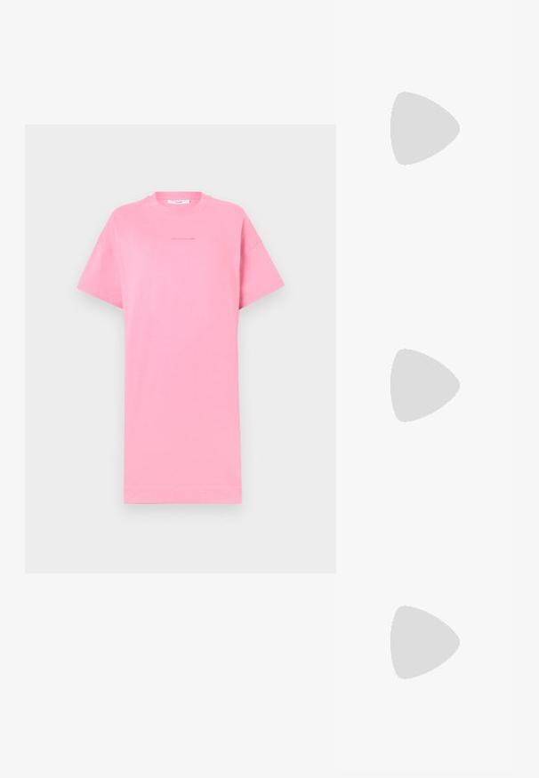 Tricou din bumbac roz, cu mâneci scurte, croială lejeră, decolteu rotund și detalii de text minimaliste în centru. Design simplu, culoare uniformă.; Sandalie plate bej cu multiple bretele subțiri și o cataramă ajustabilă. Talpa este plată, cu un ușor contrast întunecat la margine.; Eșarfă din mătase în nuanțe de albastru marin și alb, cu un model geometric în zigzag. Textură netedă, legată cu grijă în jurul gâtului, completând un top cu dungi.; Geantă din suede maro cu un design plisat, având o curea din piele bej și un detaliu subtil cu logo auriu în partea din față.