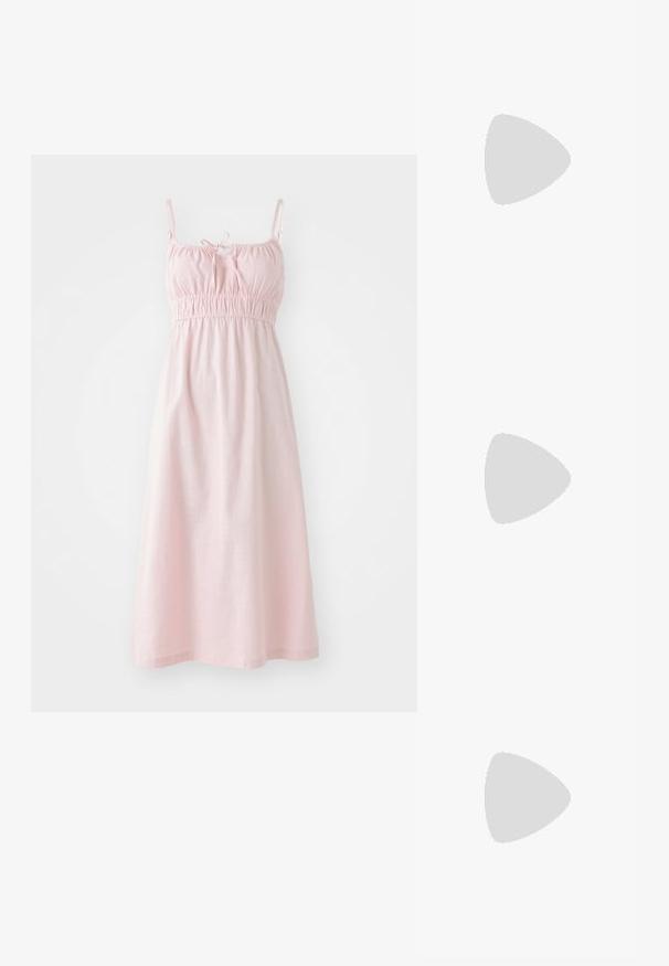 Robe sans manches rose clair avec une taille élastique, un détail à nouer au niveau du col et une coupe loose et fluide. Fabriquée en tissu doux et texturé.; T-shirt à manches longues blanc côtelé avec un col rond. Fabriqué en un tissu extensible qui épouse le corps. Présente de fines lignes horizontales.; Baskets en suède gris clair avec des accents en cuir blanc, trois rayures blanches et une semelle en caoutchouc marron, dotées d'un col rembourré pour plus de confort.; Boucles d'oreilles en argent avec une finition lisse et polie. Forme ronde et fermeture à clip sécurisée. Design léger adapté pour un port quotidien.