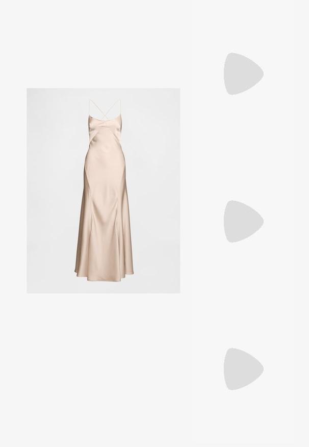 Saténová nočná košieľka v nude farbe s priliehavým živôtikom a rozšíreným lemom. Vyznačuje sa tenkými, kríženými ramienkami a hladkou, lesklou textúrou.; Tmavošedý top s krátkym rukávom a lodičkovým výstrihom. Vyrobený z rebrovanej látky, s voľným strihom a čistým lemovaním. Jednoduchý dizajn, bez vzorov.; Čierne lakované sandále na podpätku so štvorcovou špičkou, navlečenými remienkami okolo členku a striebornými prackami. Disponujú masívnym blokovým podpätkom pre stabilitu.; Biela syntetická kabelka s trojuholníkovým tvarom, plochým predným klapkou a detailom mašle, nastaviteľným popruhom, hladkou textúrou a minimalistickým dizajnom.