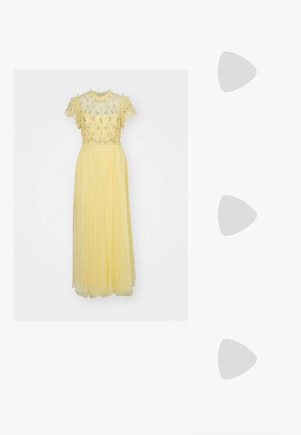 Needle & Thread ROCOCO BODICE ANKLE GOWN - Festklänning - lemon; Vita lädersneakers, låg design, med en slät yta, rund tå, snörning fram och en liten broderad logotyp på sidan.; Svart läder halv månformad väska med en guldfärgad detalj och dragkedja. Bärs över kroppen över en grå tröja.; Orrhängen i guldton med en knutdesign. Varje örhänge har en cirkulär klar baksida för säker användning.