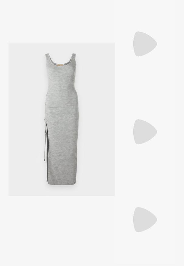 Siva rebrasta maksi haljina s izrezom u obliku školjke, bočnim prorezom i podesivim vezicom. Izrađena od mekog, strukturiranog materijala.; Crne lakirane slingback pete s oštrim vrhom, s teksturiranim uzorkom zmijske kože, podesivom remenom i kratkom, teksturiranom blok-petom.; Bijela kožna torba s teksturiranim završetkom, koja ima zlatni lančić i crne akcentne detalje. Uključuje prednji džep i zatvaranje na patentni zatvarač.; Zlatne naušnice s pravokutnim, prozirnim kristalom koji visi ispod niza malih, okruglih prozirnih akcenata. Elegantni, moderni dizajn.