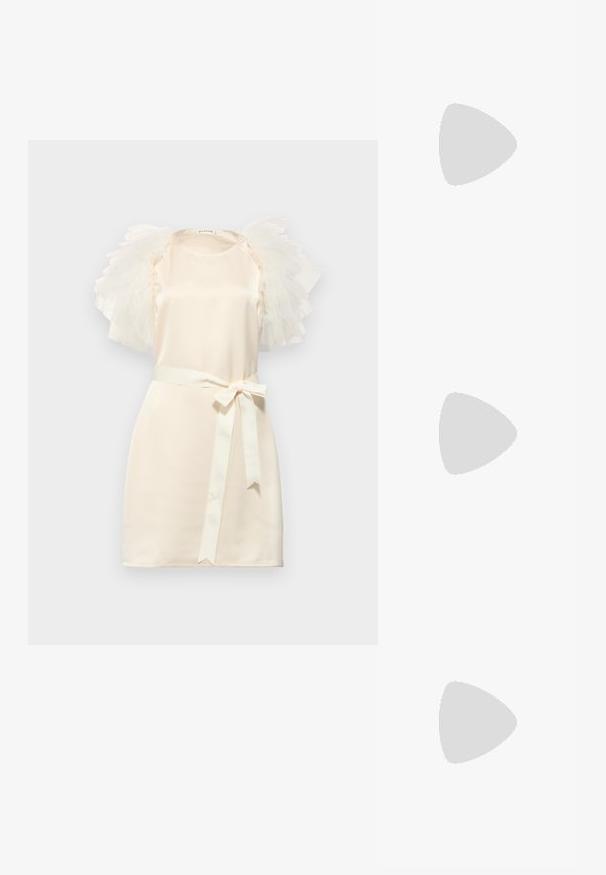 Abito corto in crema con maniche di tulle trasparente e volant. Presenta una finitura in raso e una cintura legata in vita, che valorizza una silhouette aderente.; Scarpa col tacco alto in pelle bianca con punta affusolata, cinturino alla caviglia e tacco a stiletto sottile. Texture liscia con una finitura leggermente lucida.; Borsa a spalla in pelle nera con design plissé, texture liscia, tracolla singola e un sottile accento in hardware dorato.; Orecchini a moneta in tono oro con design di Saturno, caratterizzati da una fascia testurizzata e cristalli circolari incastonati per un tocco di brillantezza in più.