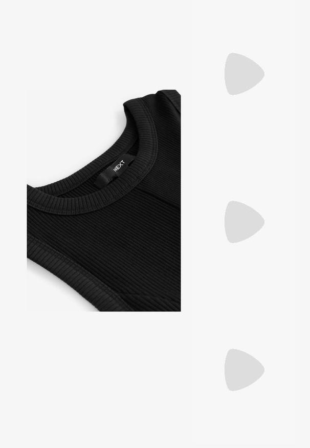 Zwarte geribbelde tanktop met een ronde hals, textuurstof en een label met de merknaam "NEXT" in de hals gestikt.; Zwarte gepolijste leren slingback hakken met een spitse neus, een ronde uitsnede en een blokhak. Voorzien van een gouden gespaccent.; Zwarte oversized zonnebril met gradient glazen, dikke montuur en gouden kettingdetails op de pootjes.; Zwarte handtas met gestructureerd oppervlak, dubbele bovenhandvatten en verstelbare schouderriem. Voorzien van goudkleurige hardware en zijzakken.