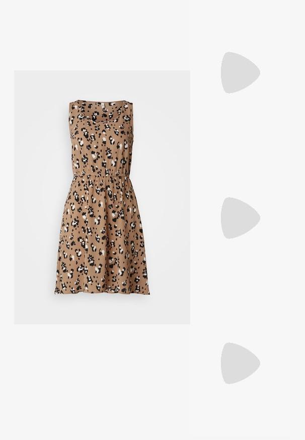 Smeđa haljina bez rukava sa strukiranim krojem, koja sadrži uzorak leoparda u crnoj i bijeloj boji. Napravljena od lagane, glatke tkanine.; Srebrna slingback salonska cipela s oštrim prstom, metalik završnom obradom, dva dekorativna remena i vitkim potplatom s crnim vrhom.; Crna kožna torba s glatkom teksturom. Ima podesivu naramenicu i elegantan, minimalistički dizajn s zatvaranjem na patentni zatvarač.; Srebrna dvostruka prsten s glatkom, poliranom površinom. Karakterizira ga fluidan, zakrivljen dizajn s preklapajućim sekcijama za moderan izgled.
