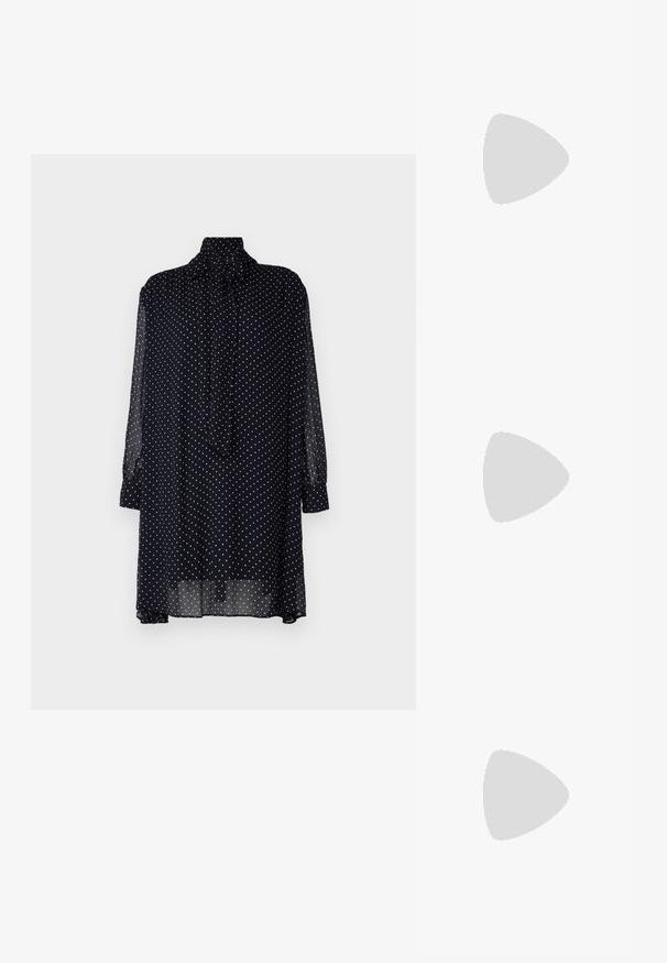 GANT BOW DRESS - Rochie de zi - evening blue; Pantof cu toc negru din piele, cu vârf ascuțit și toc mic pătrat. Dispune de o curea la gleznă cu o cataramă în tonuri de aur. Textură netedă.; Ochelari de soare negri, supradimensionați, cu lentile degradate, rame groase și detalii cu lanț de ton auriu pe brațele templului.; Genți negre cu o formă structurată, textură netedă și un închizător metalic. Asortată cu pantaloni negri largi și sandale cu vârf deschis pe un podea din lemn.