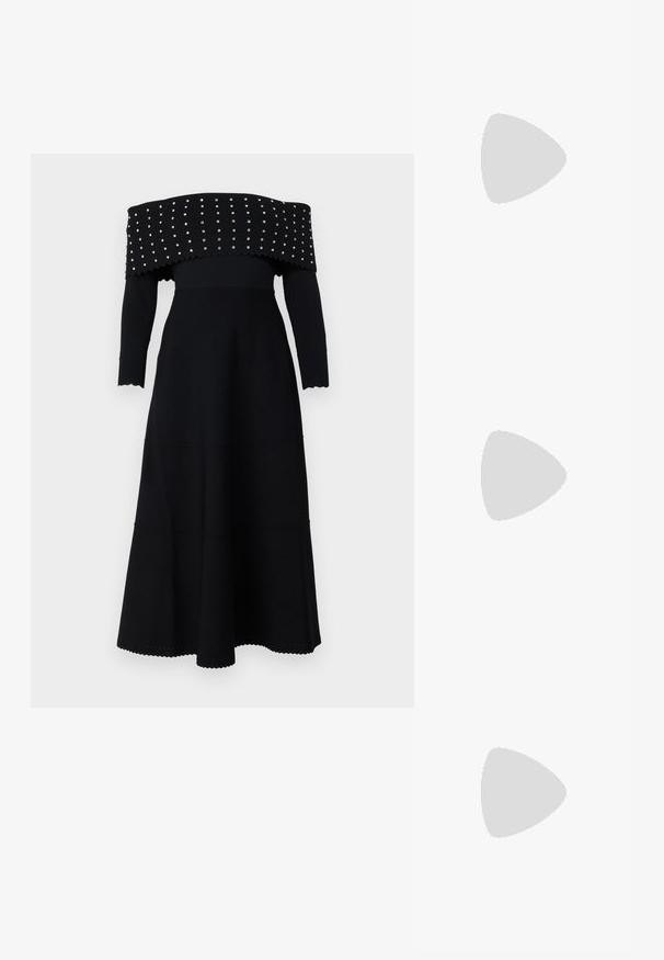 Čierne off-shoulder šaty s dlhými rukávmi, rebrovanou textúrou, vrúbkovanými okrajmi a striebornými nitmi pozdĺž výstrihu a živôtika.; Hofmann Copenhagen SHARON - Blúzka - oyster; Čierne kožené baleríny s okrúhlou špičkou, hladkým povrchom, minimálnym prešívaním a flexibilným dizajnom podrážky.; Hnedá textúrovaná kožená taška cez telo s zlatým reťazovým popruhom a preklopným uzáverom. Predná strana obsahuje detail s logom a vrecko pod preklopkou.