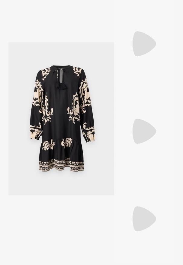 Sort kjole med lange ærmer, prydet med beige blomster mønstre og en flæse i bunden. Includerer en bindebånd ved halsen med frynser for detalje.; Spidse højhælede sko med et farveskema i sølv, guld og nude. Blank finish med udskæringsdesign, der har en stilletto hæl.; Sølvmetallic pose med en blød, rund form og en knyttet lukning foroven. Fremstillet af glat faux lædermateriale.; Sølvøreringe med en snoet design, der har en poleret finish og en post-back lukning. Måler cirka 3 cm i diameter.