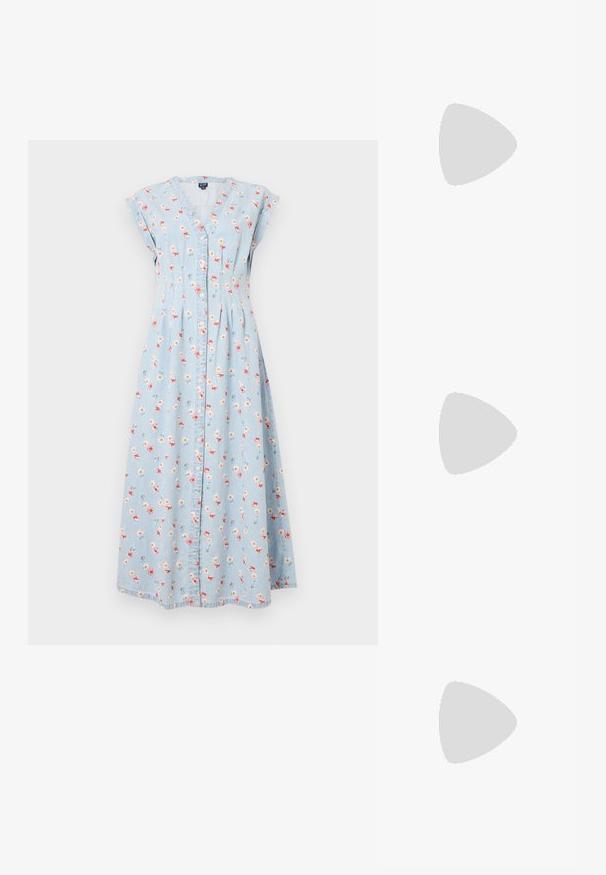 Vestido de denim azul claro com mangas curtas, decote em V, padrão floral em rosa e branco, fechamento com botões e uma silhueta longa e fluida.; Shoe de salto alto branco em material suave com bico pontudo e tira no tornozelo. Apresenta um interior em tom claro de bege e detalhes em tom dourado.; Óculos quadrados de plástico transparente com lentes translúcidas, apresentando detalhes em dourado nas hastes.; Bolsa de mão em couro branco com um design estruturado, apresentando um fecho magnético e uma alça de ombro, exibida sobre um fundo neutro.