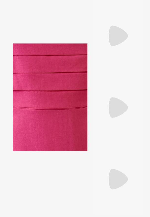 TUSSAH ROSANNA - Maxi šaty - hot pink; Biele slingback topánky na podpätku s ostrou špičkou, hladkým vrchným materiálom, nízkym blokovým podpätkom a bočným výrezom s nastaviteľným remienkom na pracku.; Okrúhle slnečné okuliare s tmavými šošovkami a zlatým rámom. Modelka má na sebe svetlomodrý pletený kardigán s gombíkmi a bielymi rukávmi v kontraste.; Michael Kors zápästná taška v béžovej potiahnutej plátenej tkanine s opakujúcim sa vzorom loga MK, zlatým kovania a odnímateľným reťazovým popruhom.