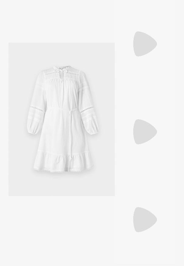 Biela bavlnená šaty s dlhými rukávmi, s nazhromaždeným výstrihom, čipkovými detailmi a odnímateľným pásom v páse. Obsahuje volánový lem.; Lodičky s špičatou špičkou v striebornom, zlatom a telovom farebnom prevedení. Lesklý povrch s výrezovým dizajnom, s ihlovým opätkom.; Strieborná metalická taška s mäkkým, zaobleným tvarom a uzáverom s uzlíkom. Vyrobená z hladkej syntetickej kože.; Strieborné kruhové náušnice s minimalistickým dizajnom. Cirkulárny tvar, hladký povrch a tenký profil. Ľahké s lesklým povrchom.