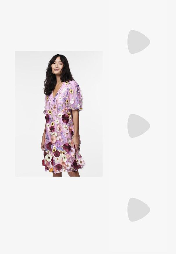 YAS YASFLOWERING DRESS SHOW - Kokteilinė suknelė / vakarėlių suknelė - pink; Bežinės patentinės odos slingback kulniukai su smailiu priekiniu kraštu ir prašmatniu kvadratiniu kulnu. Lygus paviršius ir minimalizmo dizainas be puošmenų.; Geltonas dirbtinės krokodilo odos rankinukas su standžiu dizainu, viršutine rankena, nuimamu grandininiu dirželiu ir dekoratyviniu krištolo papuošimu ant užsegimo.; Aukso spalvos auskarai su ovalo formos skaidriais kristalais, apjuostais mažesniais skaidriais akmenukais, su kabliuko dizainu, užtikrinančiu saugų dėvėjimą.