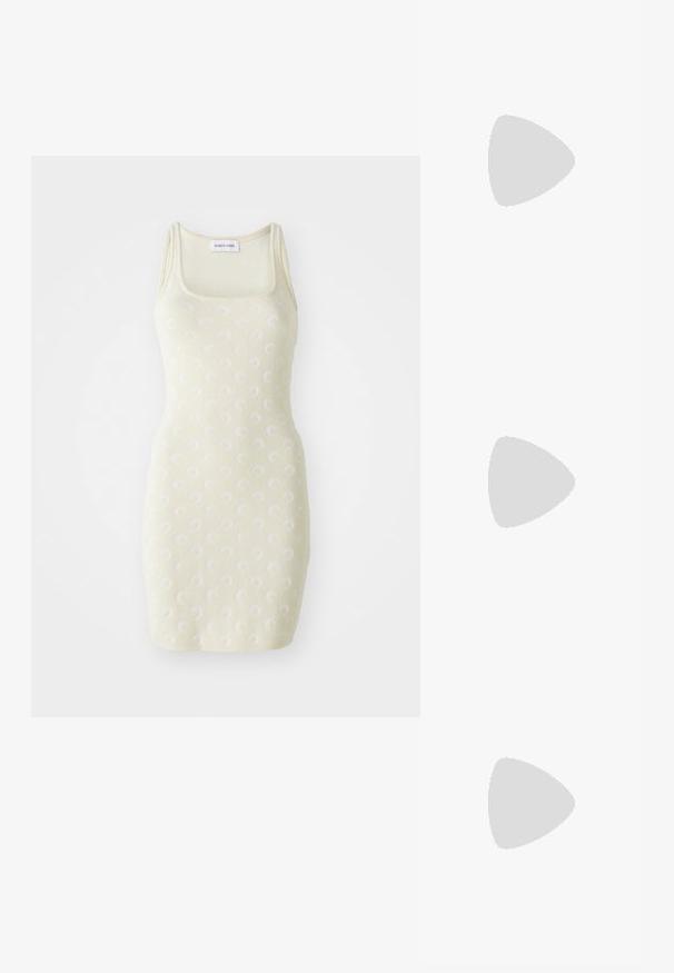 Pletené bodycon šaty ve světle žluté barvě s texturovaným vzorem malých bílých vírů. Disponují silnými ramínky a čtvercovým výstřihem.; Beige boty s špičatou špičkou a otevřenou patou, černými detaily, zlatou přezkou a silným blokovým podpatkem, na šedé podlaze s tmavě zeleným pozadím.; Námořnické sluneční brýle krémové barvy s oválnými skly, černým zabarvením a kovovými logovými akcenty na spáncích. Hladký povrch, design ve stylu kočičích očí.; Beige kabelka vyrobená z měkkého materiálu, s volným designem, prošívanými detaily a dvěma ramenními popruhy. Vhodná pro každodenní použití.