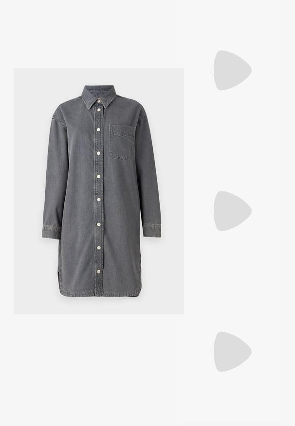 Harmaan farkkukankaan paitamekko, jossa on kaulus, nappivaatetus, pitkät hihat ja rintatasku. Mukautuu rennosti ja siinä on sivuaukot helman kohdalla.; Musta lakattu nahka slingback-korkokengät, joissa on terävä kärki, pyöreä aukko-muotoilu ja lohkokorko. Varustettu kultasävyisellä solkiyksityiskohdalla.; Mustat ylisuurten kehysten aurinkolasit, joissa on liukuväri-linssit, paksut kehykset ja kultasävyiset ketjustuskoristeet temppeleissä.; Musta käsilaukku, jossa on rakenteellinen muoto, sileä pinta ja metallinen solki. Yhdistetty leveisiin mustiin housuihin ja avonaiheisiin sandaaleihin puulattialla.