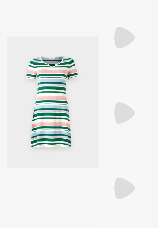 Prúžkované šaty s krátkym rukávom a okrúhlym výstrihom. Obsahujú horizontálne pruhy v zelenej, modrej, ružovej a krémovej farbe. Mäkko sa tiahnuce, elastické tkaniny.; Čierne kožené baletky, špicatý špička, minimalistický dizajn, hladká textúra, nízky podpätok, bez viditeľných prvkov alebo ozdôb.; Čierna kožená taška s hladkou textúrou, štruktúrovaným tvarom, dvoma uchami a výrazným strieborným prackovým detailom na prednej strane.; Strieborný prsteň s dvojitým pásikom s hladkým, lesklým povrchom. Má plynulý, zakrivený dizajn s prekryvajúcimi sa časťami pre moderný vzhľad.