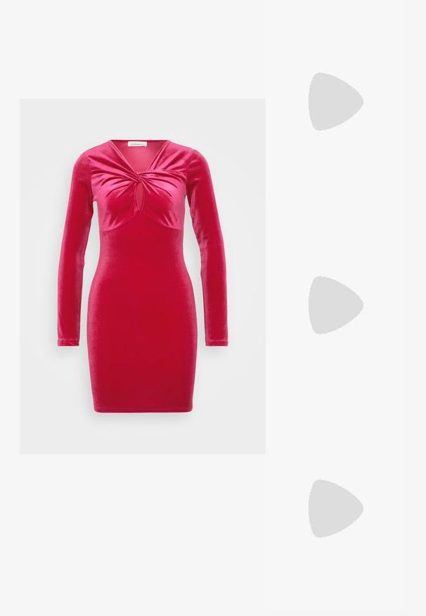 Rode fluwelen jurk met lange mouwen, een getailleerde pasvorm en een twistdetail bij de halslijn. Glad textuur en knielange design.; Zilveren slingback hoge hak schoen met een spitse neus, metalen afwerking, twee decoratieve banden en een slanke hak met een zwarte punt.; Zilveren metallic handtas met een gestructureerde vorm, voorzien van een bovenhandvat en een strikdetail aan de voorkant. Gladde textuur, reflecterende afwerking.; Goudkleurige ring met een organisch, gedraaid ontwerp, een gladde textuur en taps toelopende uiteinden, waardoor een moderne, sculpturale uitstraling ontstaat.