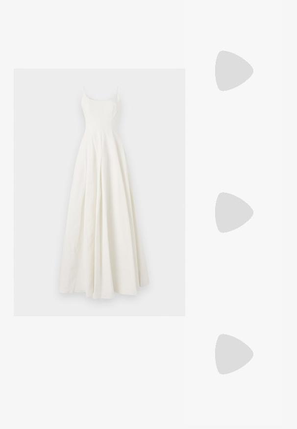 Valkoinen pitkä mekko, joka on valmistettu kankaasta, jossa on muotoiltu vartalo, ohuet hihnat ja levenevä helma. Sileä pinta ilman näkyviä kuvioita tai koristuksia.; Musta patent slingback-kiilakorko teräväkärkisellä muotoilulla, jossa on teksturoitu käärmeennahkakuosi, säädettävä remmi ja lyhyt, teksturoitu blokkiheel.; Musta nahkainen olkalaukku, jossa on kaksi etutaskua, kultaiset soljet, vetoketjukiinnitys ja kapea hihna. Teksturoidun pinnan ja kompaktin suorakaiteen muoto.; Kulta-sävyiset korvakorut, joissa on suorakulmainen, kirkas kivi roikkumassa pienen, pyöreän kirkkaan korosteen rivin alapuolella. Tyylikäs, moderni muotoilu.