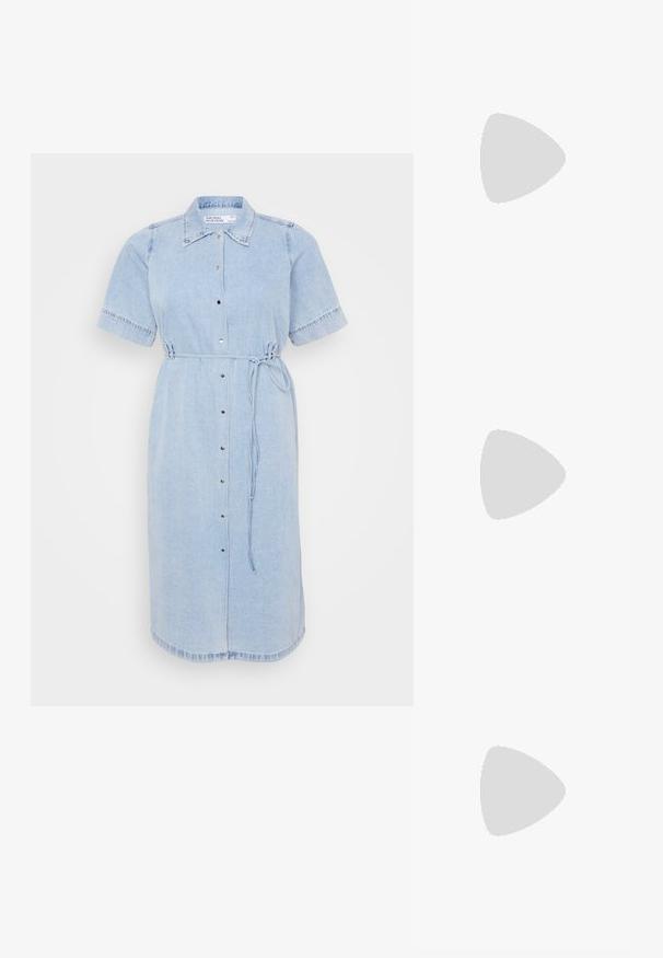 Hele sinine denimpikk dress lühikeste varrukatega, nööbid ees ja sidumise detail vöö kohta. Omab kraed ja viimistletud serva.; Valged nahast slingback-sandaalid, millel on mitmeid laiad rihmad ja hõbedased pandlad; tasane tald väikese musta kanna ja metalliliste detailidega.; Mustad ümmargused prillid, millel on geomeetriline disain, ristküliku kuju läätsed ja läikiv viimistlus. Ees pole nähtavat brändingut.; Kollane kudumine käekott, millel on klapp disain, eemaldatav randme rihm ja kuldne ahelakaunistus. Sile tekstuur ja ristkülikuline kuju.